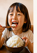 笑顔でお米を食べる子ども